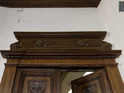 ...resistono per� le porte lignee intagliate e alcuni pavimenti originali...